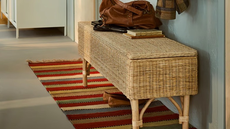 скамейка Толкнинга с местом для хранения вещей рядом с велосипедом