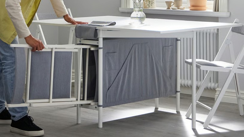 стол Калхолла, показывающий хранилище под ним