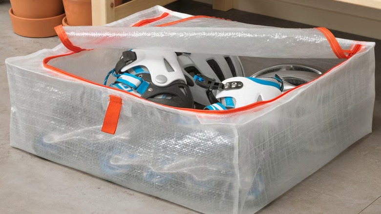 чемодан Parkla с парой неиспользованных роликовых коньков