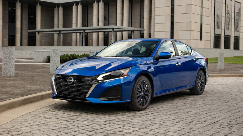 Фотография синего Nissan Altima 2025 года выпуска в три четверти.