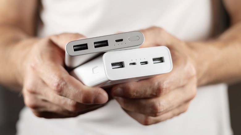 Человек, держащий два банка власти