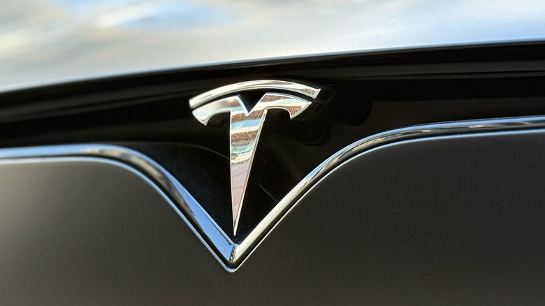 Логотип Tesla на экстерьере автомобиля.
