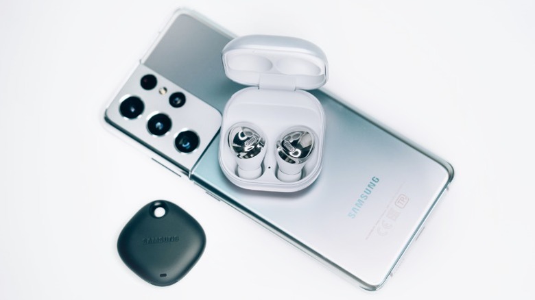 Серебристый Samsung Galaxy S21 Ultra с несколькими аксессуарами