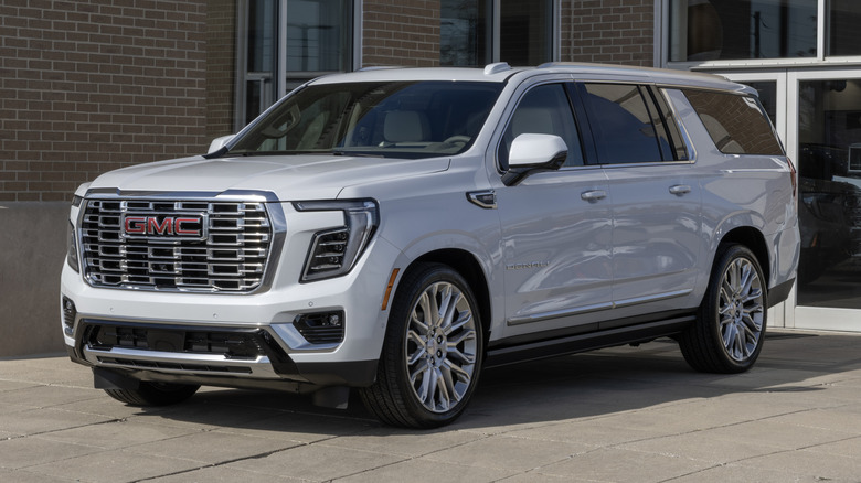 2205 GMC Yukon XL Денали в дилерском центре