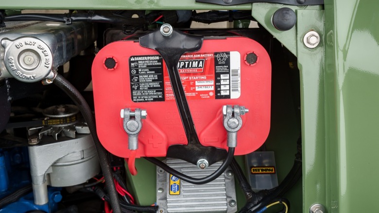 Зеленый автомобиль с установленным автомобильным аккумулятором Optima.