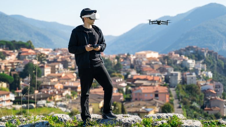 Человек, управляющий дроном FPV