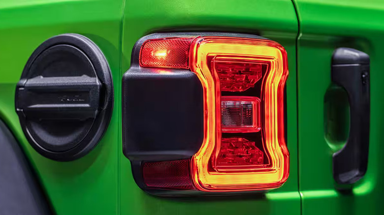 Крупным планом задний фонарь Jeep Wrangler