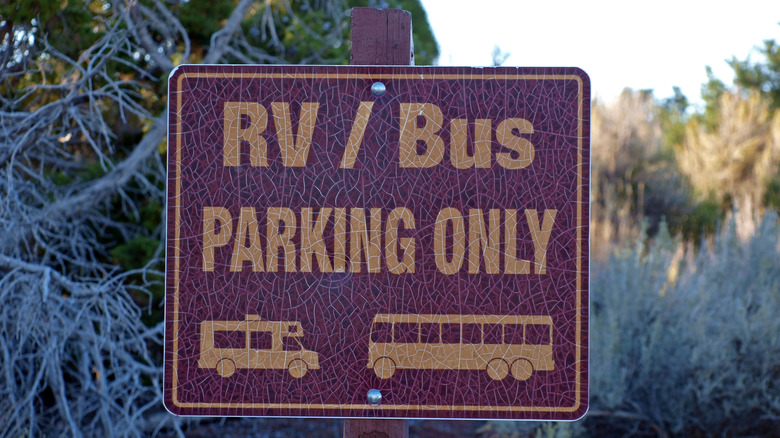 Знак парковки для автофургонов/автобусов