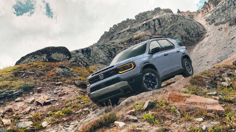 Синий Honda Passport на каменистой тропе