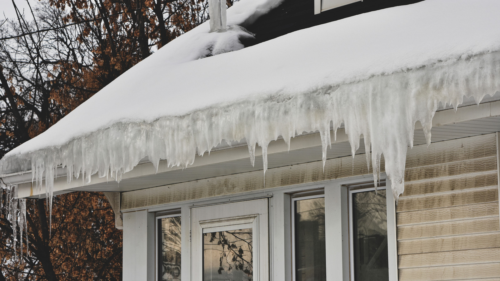 Ледяные плотины — серьезная зимняя угроза для вашего дома: вот как их остановить