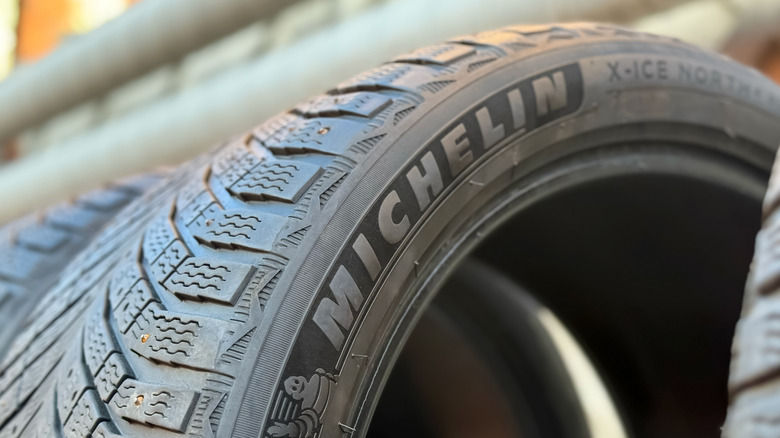 Крупный план шины Michelin X-Ice на стойке для шин.