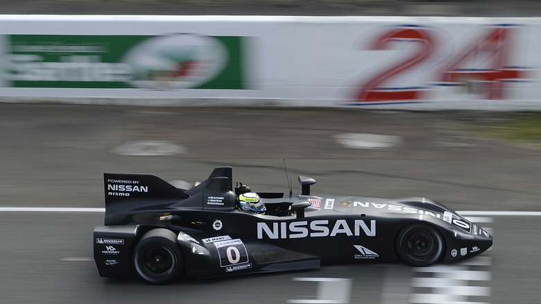 Panoz/Nissan DeltaWing участвует в гонке «24 часа Ле-Мана» 2012 года, вид с воздуха справа.