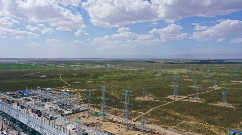 Пилоны для передачи электроэнергии от кластера солнечной фермы Цинхай