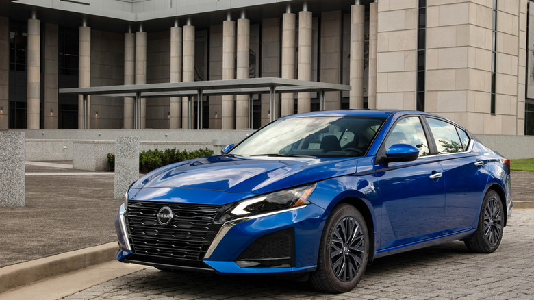 Вид спереди на Nissan Altima SV Special Edition 2025 года выпуска.