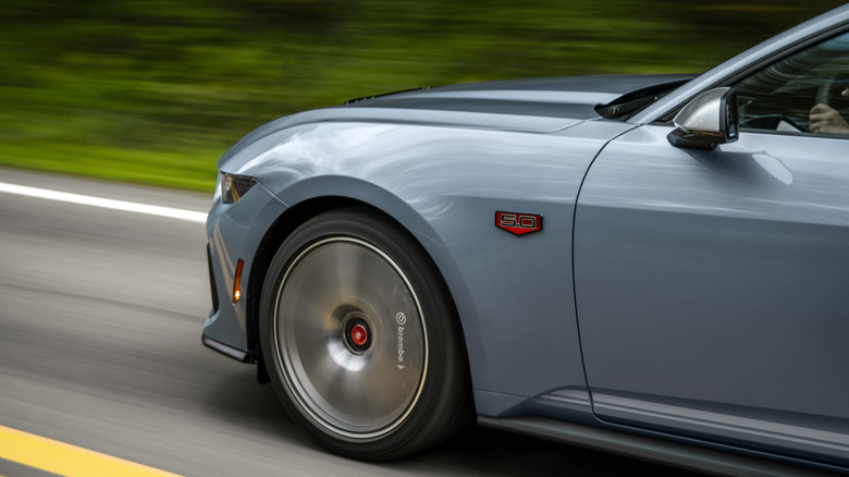 Динамический снимок бокового крыла Ford Mustang 60th Anniversary 2025 года выпуска