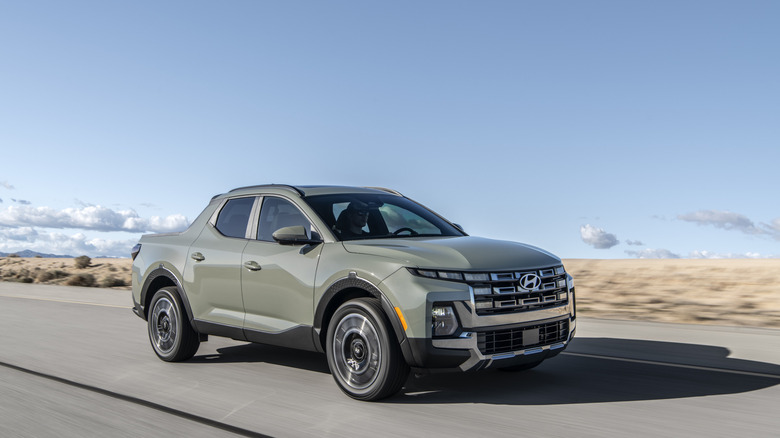 Динамичный снимок Hyundai Santa Cruz 2025 года.