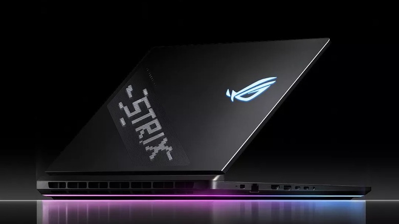Ноутбук Asus ROG Strix на черном фоне