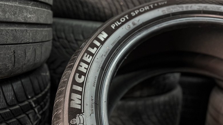 Шина Michelin Pilot Sport 4 перед стопкой шин