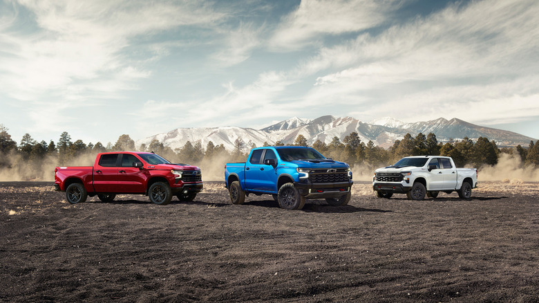 Припаркованы три грузовика Chevrolet Silverado 2025 года выпуска