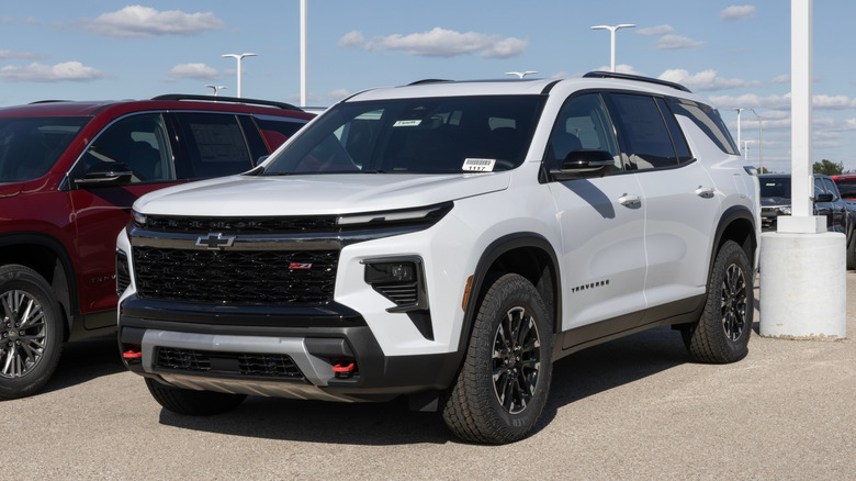 Передняя часть белого Chevrolet Traverse Z71 2026 года выпуска.