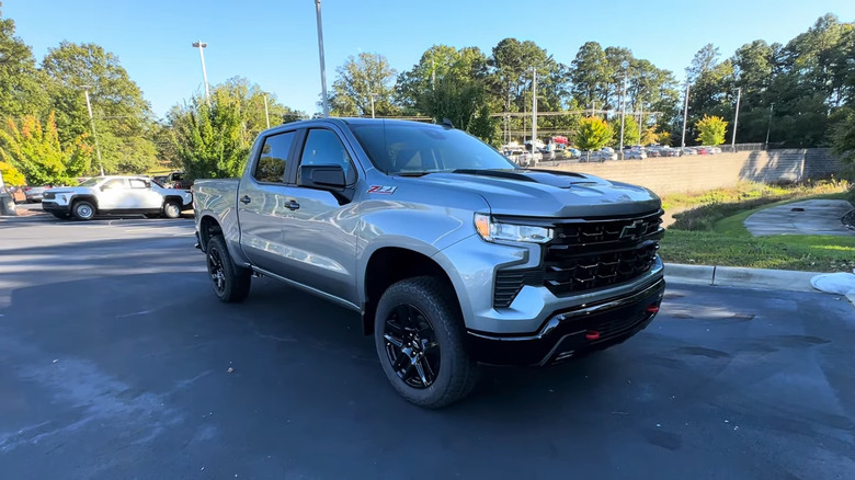 Вид сбоку припаркованного Chevrolet Silverado LT Trail Boss 2025 года выпуска.