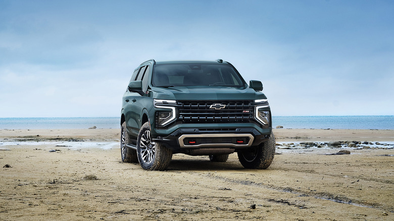 Зеленый Chevrolet Tahoe Z71 2025 года выпуска, припаркованный на пляже.