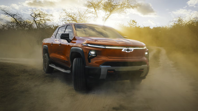 Красный Chevrolet Silverado EV Trail Boss 2026 года выпуска едет по бездорожью
