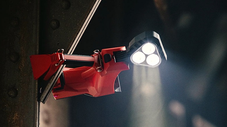 Человек, использующий фонарик Streamlight