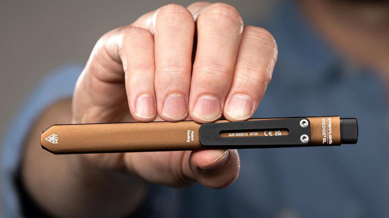 Человек с фонариком Streamlight Wedge SL