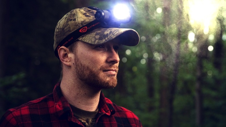 Человек, использующий налобный фонарик Streamlight ProtTac 2.0