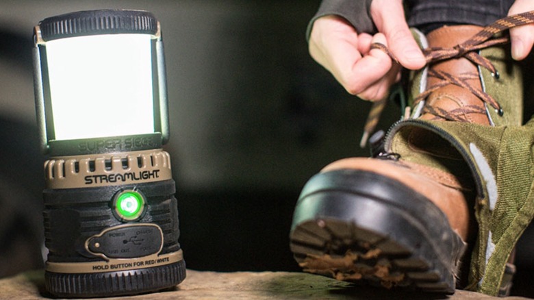 Человек, использующий суперосадный фонарь Streamlight