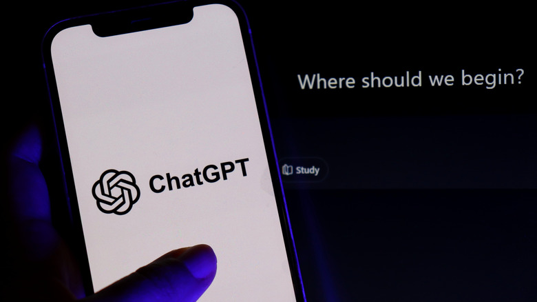 ChatGPt открывается на смартфоне с текстом 