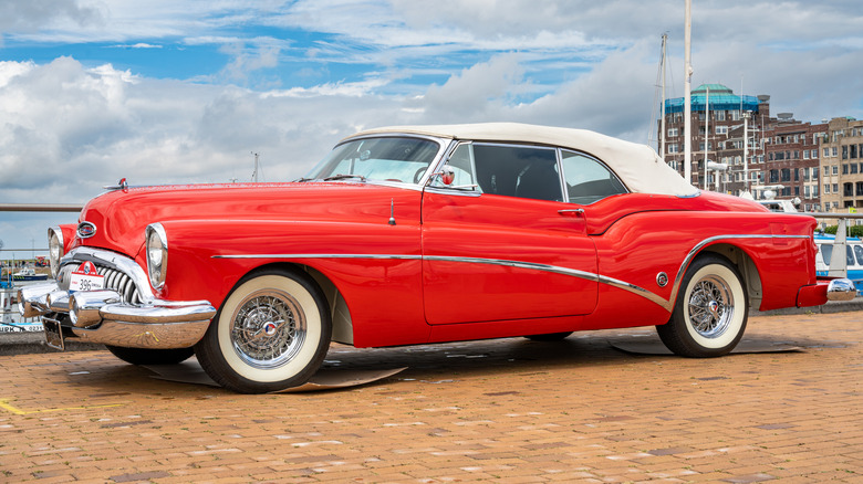 Buick Roadmaster Skylark 1953 года припарковался