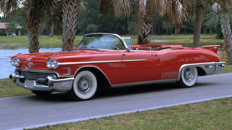 Cadillac Eldorado Biarritz 1957 года припаркован на небольшой дороге
