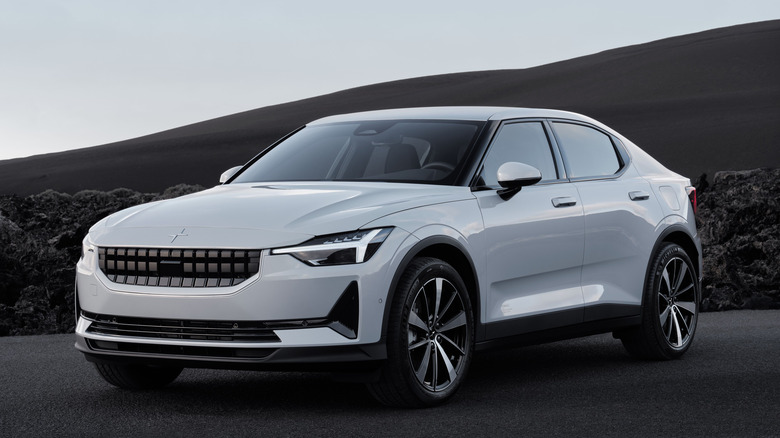 Белый Polestar 2 2022 года припаркован