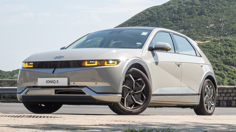 Припаркованный серый Hyundai Ioniq 5 Limited 2023 года выпуска.