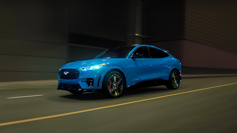 Синий Ford Mustang Mach-E GT 2023 года за рулем