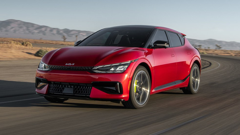 Красный Kia EV6 GT 2023 года за рулем