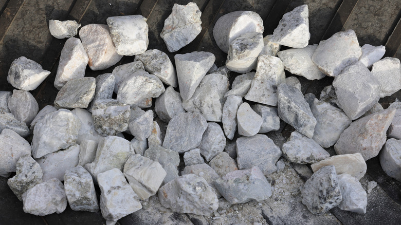 Литиевый минерал на заводе