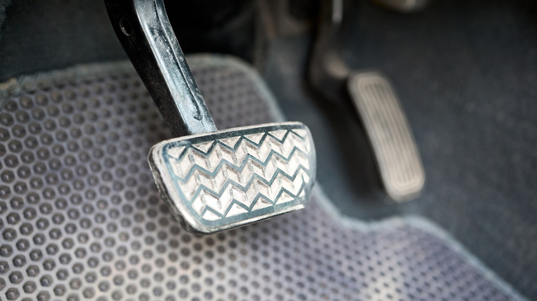 Педали акселератора и тормоза в автомобиле