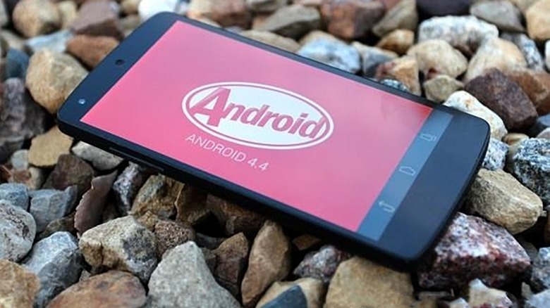Смартфон Google Nexus 5 с заставкой Android KitKat