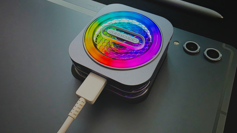 Кабель USB-C питает вентилятор охлаждения