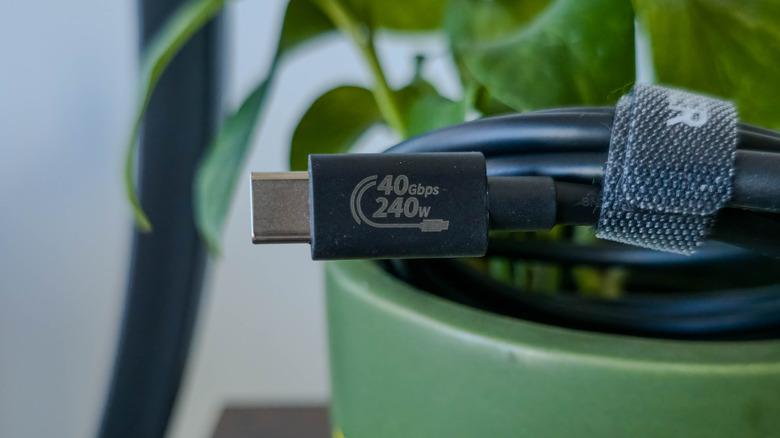 Крупный план кабеля USB4