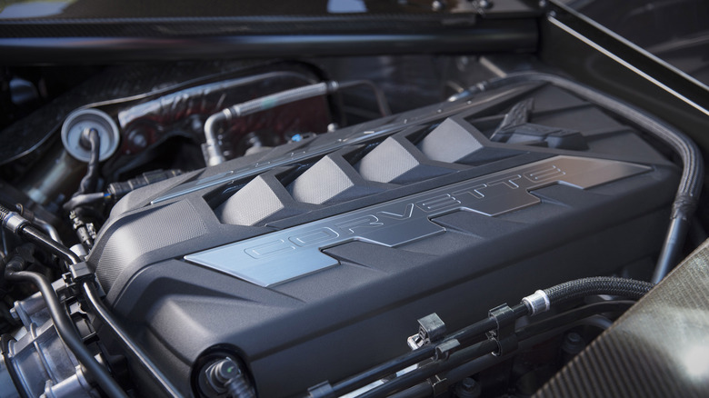 Двигатель LT2 в моторном отсеке Corvette