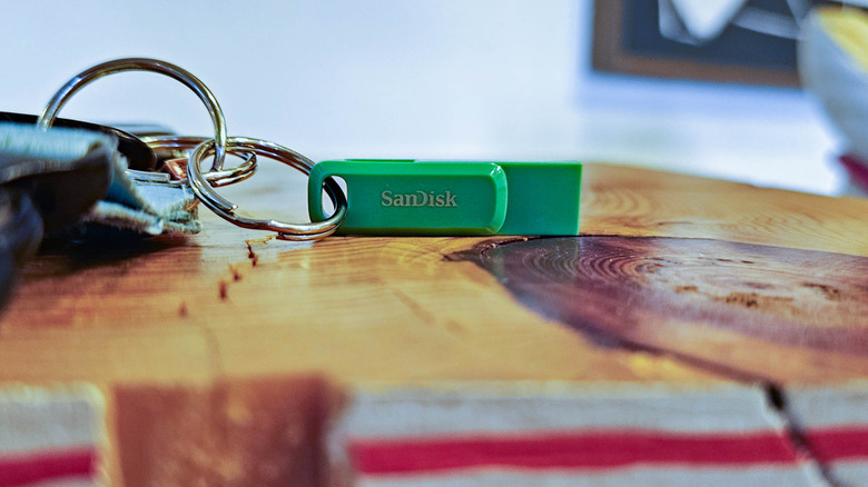 SanDisk Dual Drive Go на столе