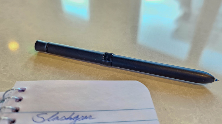 Ручка Skrikss Trio 93 на столе