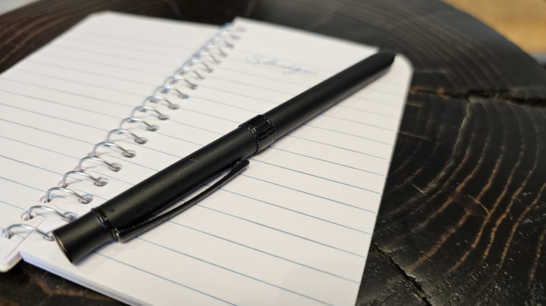 Ручка и блокнот на столе