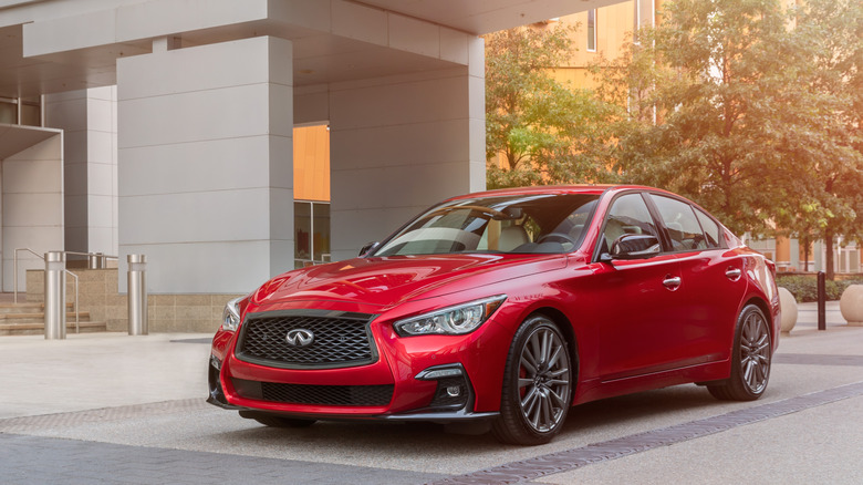 Infiniti Q50 Red Sport 2020 года припаркован