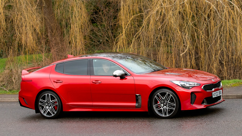 Kia Stinger GT едет по проселочной дороге