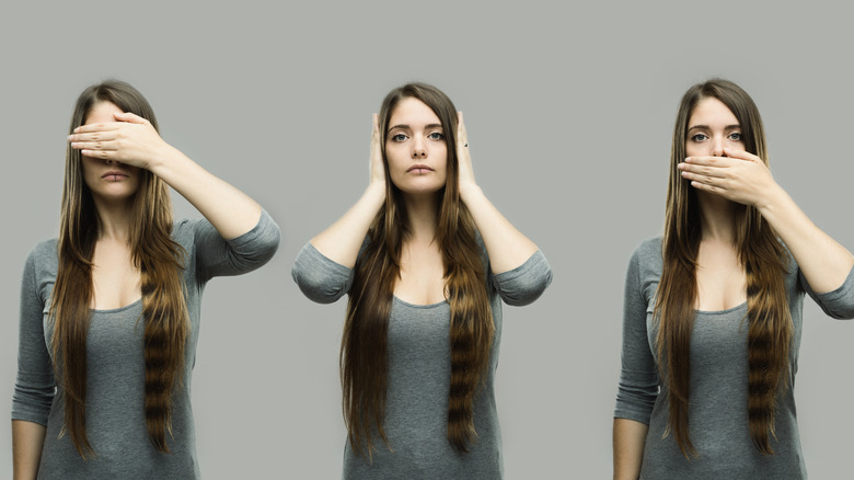 Три изображения женщины с длинными волосами. Одна закрывает уши, другая закрывает глаза, а третья закрывает рот.